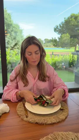 Ingredients: For the roti: • Spinach • Flour • Salt • Sunflower oil, 2 tbsp For Filling 1: • Strawberries • Cherry tomatoes • Mint • Basil • Salt • Arugula • Fresh cheese (feta) • Olive oil • Balsamic sauce For Filling 2: • Trout (+ salt, olive oil) • Zucchini (+ frying oil) • Arugula • Green onion • Sun-dried tomatoes Instructions: 1. Boil the spinach for a couple of minutes, then transfer it to a blender bowl with a little water from the spinach and blend until smooth. 2. Sift the flour into a bowl, pour in the spinach, and mix until combined. Then add the sunflower oil and knead the dough by hand, then place it in the refrigerator. 3. For Filling 1, chop all the ingredients and combine them in a separate bowl. Dress with olive oil and balsamic sauce, and mix well. 4. For Filling 2, place the trout on a baking sheet with olive oil and salt, and bake in the oven at 180°C (350°F) for 20-25 minutes. Slice the zucchini thinly and fry it in oil. 5. Assemble Filling 2. Tear the fish into flakes by hand, chop the green onion and sun-dried tomatoes, and combine everything in another bowl with the arugula. 6. Prepare the flatbreads. Divide the dough into about 11-12 balls. Roll out each ball and fry each flatbread in a dry skillet on both sides (note that the flatbread should puff up while cooking; then transfer it to a plate where it will deflate). 7. Cut each flatbread in half and add one of the fillings. Enjoy your meal! #aestheticcooking #foodaesthetic #queenvelcheva #byvelcheva #reinavelcheva #velasaromaticas 