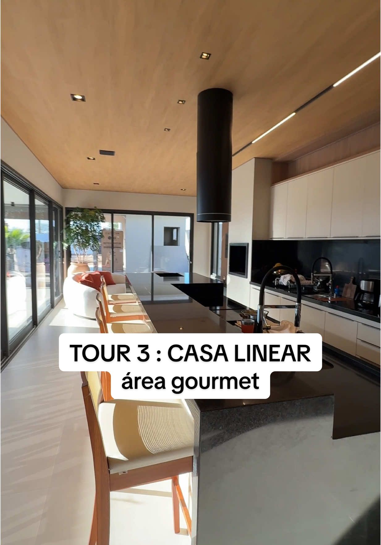 Tour 3 pela cozinha gourmet da Casa Linear!  #arquitetura #dicasdearquitetura #arquitectura #casasmodernas #casas #projetointeriores #cozinhas #marcenaria #interiores #cozinhagourmet 