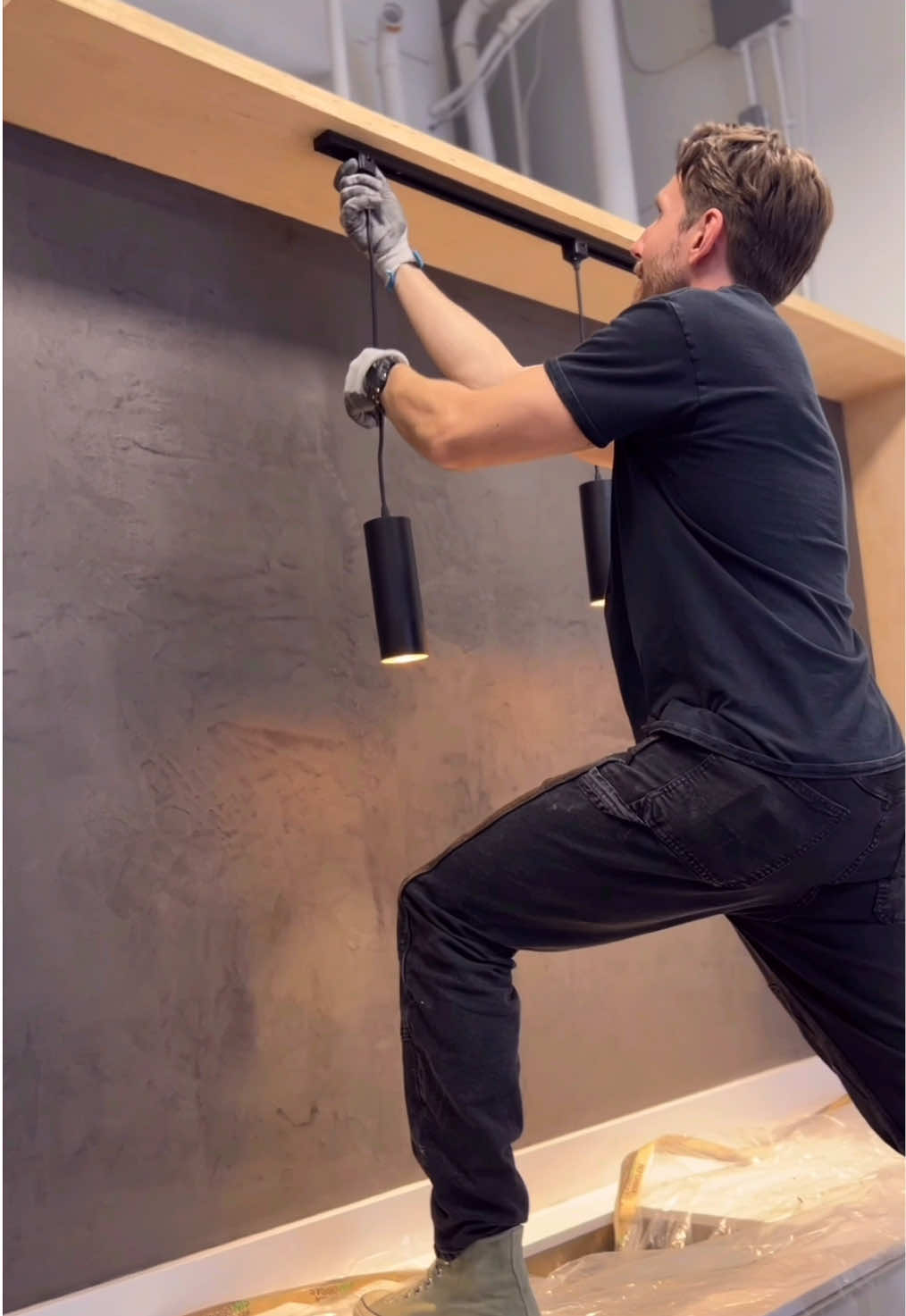 Check out this microcement backsplash! We used @Smartcret 