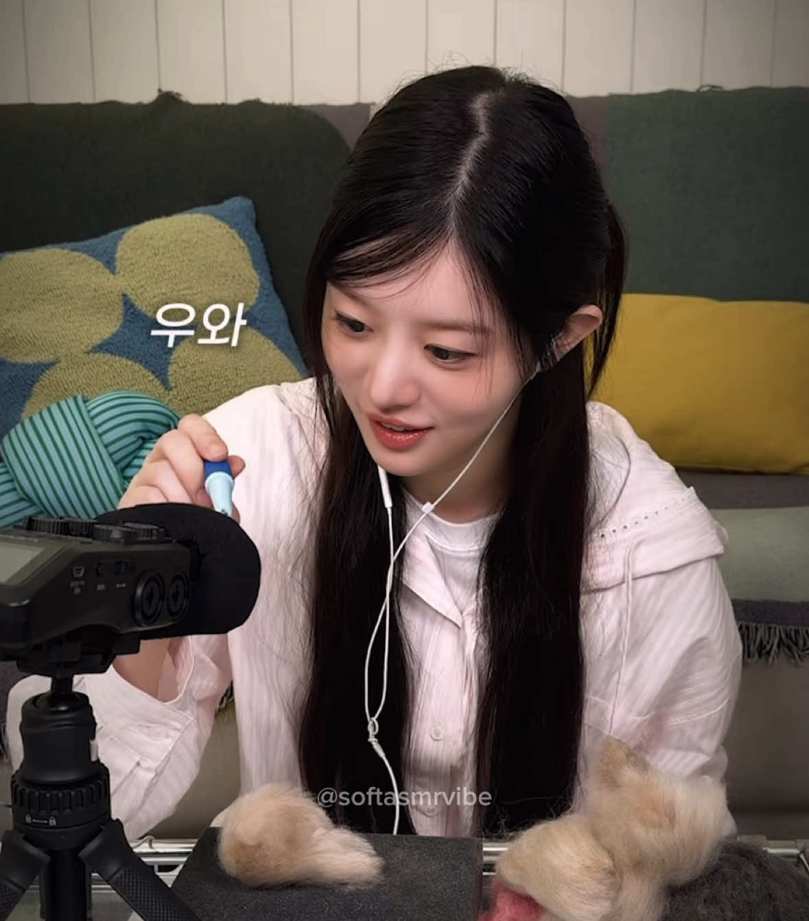 random triggers!!  #asmr #randomtriggers #tapping #scratching #fyp #micscratching #asmrfyp #celebasmr #liveasmr #asmrtok #foryouu #lofiasmr #asmraccount  I do not own any of the clips, credits to owners! 