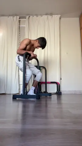 “لو كنت تتمنى تبدأ كالسثينكس وما تدري من وين؟” أنا كنت مثلك، أبدأ بدون أدوات، بعقلة بس… واليوم، صرت من أفضل اللاعبين في السعودية. كتاب الكالسثينكس بالبايو  اللي أعلِّن له اليوم هو اللي أتمنى أحد علمني أشياءه من أول. يركز على: 	•	الأساسيات اللي ترفع مستواك بسرعة 	•	كيف تبدأ بدون أدوات 	•	جدول تمارين للمبتدئين والمتوسطين 	•	نصائح احترافية عشان تتطور بدون إصابات كود الخصم: [OTZ] اطلبه الحين وابدأ رحلتك — لا تأجل حلمك. ###كالسثينكس #foryou #fyp ##foryou #fyp #explore #foryou #كالسثينكس #explore 