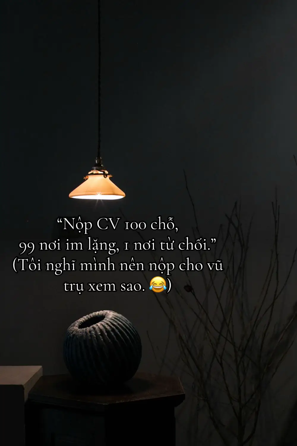 Tui từng nghĩ chỉ cần siêng nộp CV là được. Nên ngày nào cũng mở mail – lọc job – viết thư – gửi đi. Gửi cho công ty vừa tầm, không hồi âm. Gửi cho công ty lớn, cũng không hồi âm. Gửi liều cho job yêu cầu 5 năm kinh nghiệm (trong khi tui mới 2 năm), vẫn… không ai hồi âm. Tới mức giờ mở mail là thấy mắt nhòe, tim đau, não trống rỗng 😭 Có hôm còn nhận được mail: “Chúng tôi rất tiếc…” Ủa, ai rất tiếc vậy chứ? Người thực sự tiếc là tui nè! Nay lên đây nói thiệt chứ: Nếu bạn cũng đang thất nghiệp, cũng nộp CV muốn rã tay mà không ai hồi âm, thì mình… cùng hội cùng thuyền rồi 😌 Comment kể tui nghe với, để biết là: tui không “ế job” một mình. #thatnghiep #tamtrang #cuocsongthuongngay #congviec #chan 