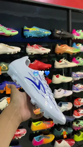 tampil lebihnya menyala di lapangan kalo di temani sepatu ini 🥶💙🤍#specs #specslightspeed #lightspeedreborn #lightspeed #reborn #sepatusepakbola #sepakbola #sepakbolaindonesia #sepatubola #foryou #beranda #belilokal #fyppppppppppppppppppppppp #fyp #fypage 