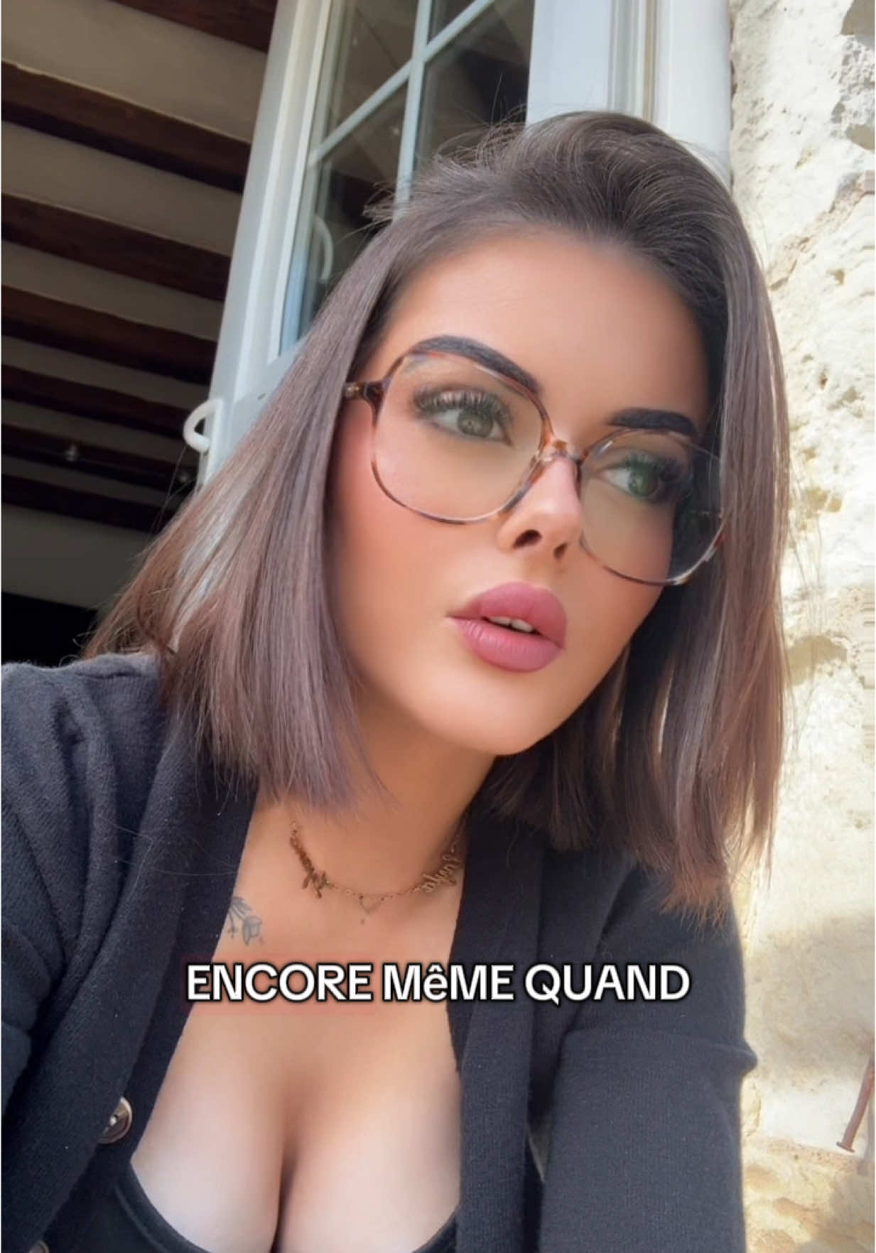 🎗️ On ne guérit jamais vraiment de la perte d’un être aimé… On apprend juste à vivre avec ce vide. Avec cette absence qui devient une présence différente. Avec cette douleur qui change de forme mais jamais d’intensité. Avec cette vie qu’il faut continuer… alors qu’on n’en a pas toujours la force. Si tu as perdu quelqu’un, tu n’es pas seul(e). Je vois ta douleur. Et je la comprends. 🕊️
