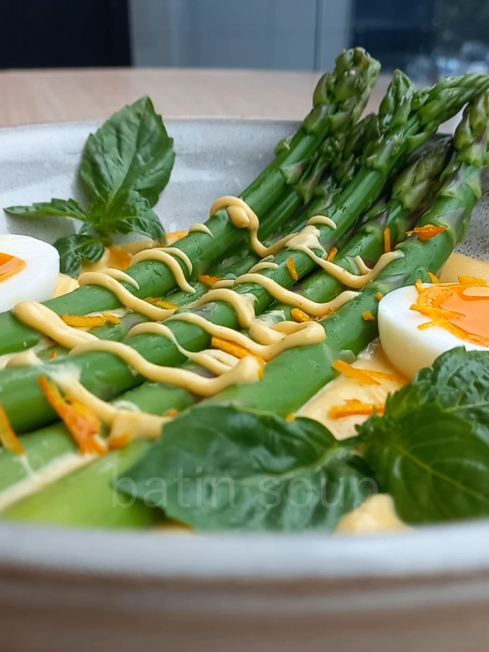 Спаржа в апельсиновом Бер Блан 🍊 Asparagus with orange beurre blanc Ингредиенты: 1. Апельсины - 2 шт. ~ 500 гр. (собственно, не важно сколько будет апельсинов, главное получить 200-250 мл. сока) 2. Лук (в идеале - шалот) - 40 гр. 3. Чеснок - 10 гр. 4. Имбирь - 10 гр. 5. Белое сухое вино - 120 мл. 6. Сливочное масло - 100 гр. 7. Спаржа - 500 гр. 8. Отварное яйцо и базилик для подачи. Приятного просмотра и приятного аппетита! #спаржа #рецептсоуса #соус #рецепты  #апельсиновыйсоус #интересныйсоус #вегетарианскиерецепты #домашняяеда #sauce #saucerecipe #beurreblanc #asparagus 