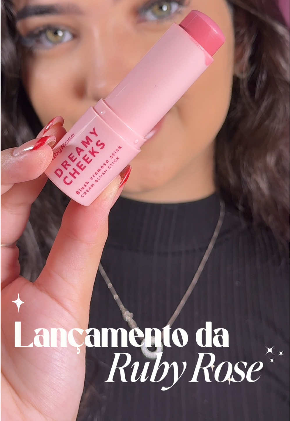 Blush em Stick da Linha Rosa Da Ruby Rose Já chegaram por aqui e testei com vocês! Estão disponíveis no nosso site no link da bio 💖👆🏻 #maquiagem #fy #lançamentorubyrose #lojademaquiagem #viral 