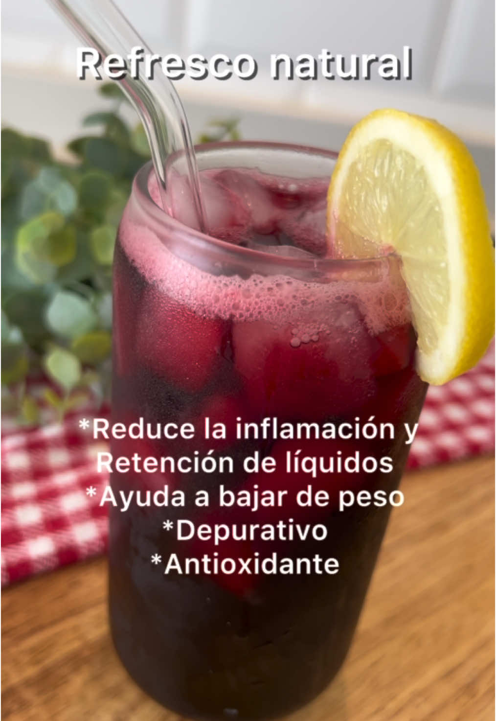 El mejor REFRESCO 100% natural 🥤 Agua de flor de jamaica 🌺  * Es antiinflamatorio  * Antioxidante  * Puede ayudar a bajar de peso  * Es sin teína/cafeina, ósea que lo puedes tomar a cualquier hora del día  * Está riquísimo  * La canela ayuda a controlar el azúcar en sangre y acelera el metabolismo  * Las hojas de laurel mejora la digestión y disminuye la inflamación abdominal    Tomarlo es solo beneficios ❤️  Para hacerlo necesitas:  1 y 1/2 L de agua  1/2 tz de flores de jamaica/hibisco  3 hojas de laurel  1 rama de canela  *Una vez lo prepares aguanta en la nevera hasta 3 días, recuerda que debe estar tapado.  *Puedes endulzar a tu gusto  #te #flordejamaica #refresconatural #aguadejamaica #refresco #detox #hibisco #recetasfaciles #tedetox #antioxidants 