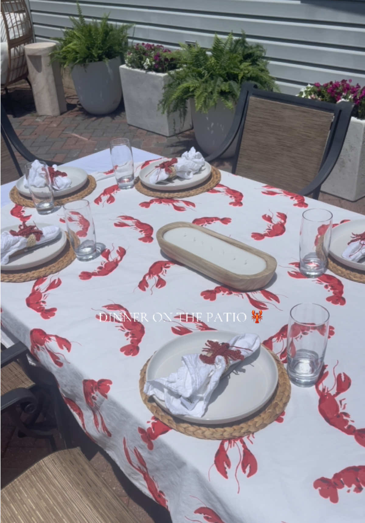 Another dinner on the patio 🦞 This is a perfect example of why I love collecting staple pieces. Just adding one or two statement pieces can transform a entire tablescape. In this case it was just a table cloth and napkin ring!  #hostingera #patioseason #hostingtips #dinnerparty #hostingideas #lobster 