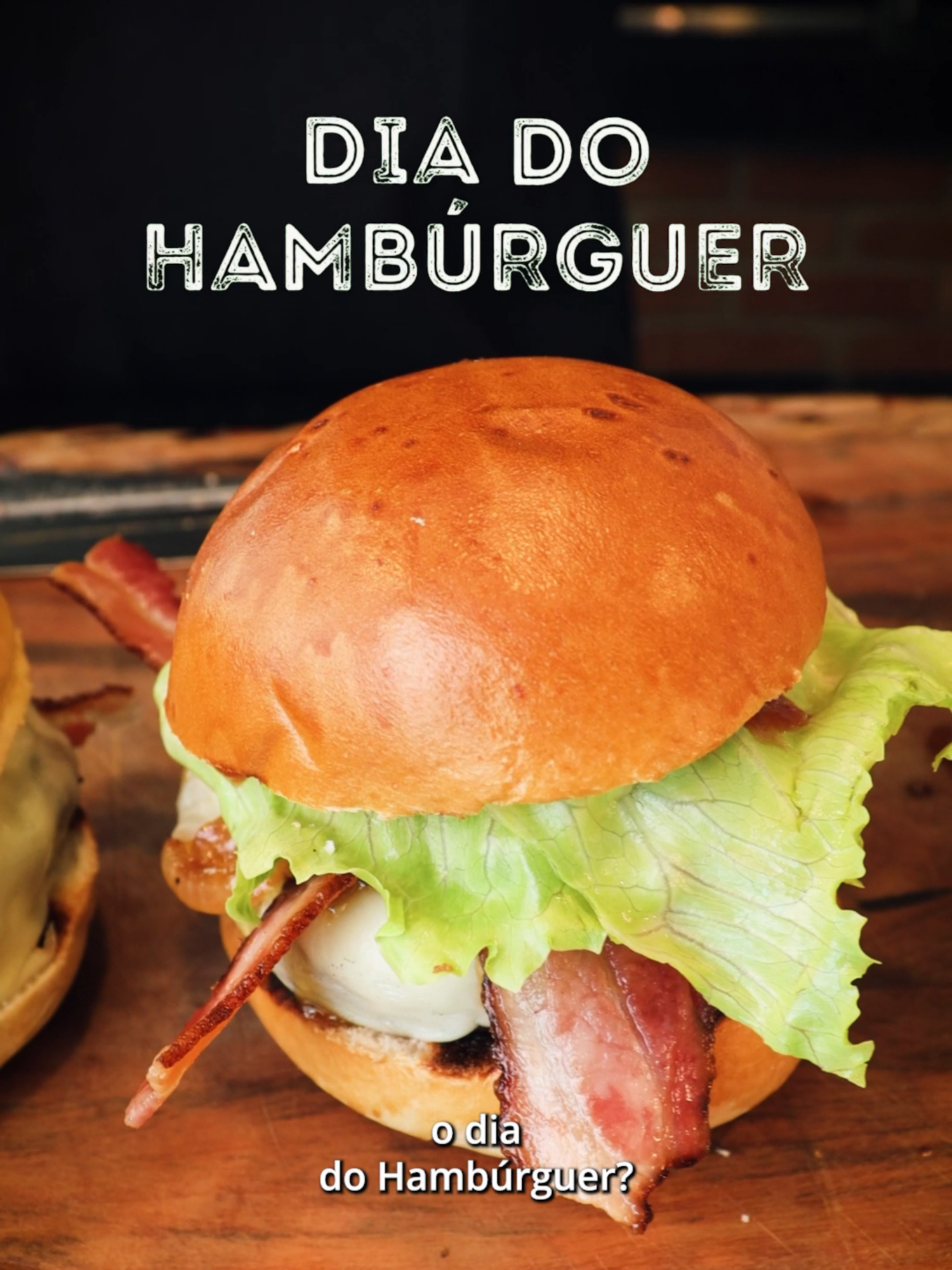 Ideia de date: noite do hambúrguer artesanal com a família e os amigos. Se eu fosse você, eu salvaria esse vídeo para experimentar essa nova receita. É de dar água na boca, né?! 🤤🍔 Passe em uma das unidades e garanta os ingredientes de qualidade. Pátio Gourmet combina com você 💚 #patiogourmet #diadohamburguer #manaus
