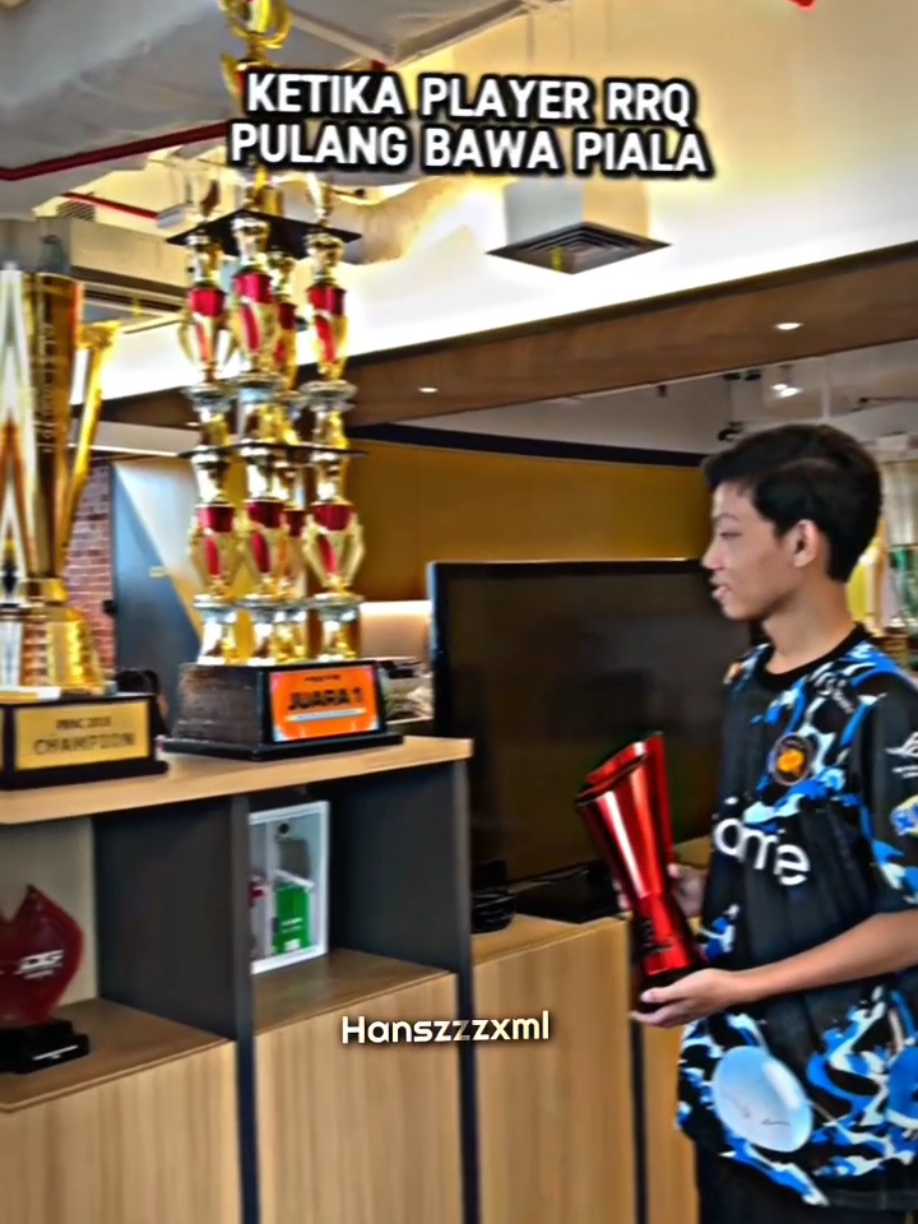 emng ada ya orng narok piala ny di lantai karna saking bnyk ny😭😭😭 the real penghasil piala terbanyak🥵 #rrq #king #kingdom #fyp #viral 