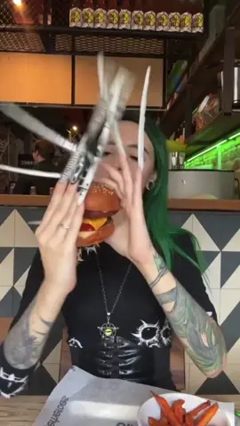 Cuando la de las uñas largas te invita a comer
