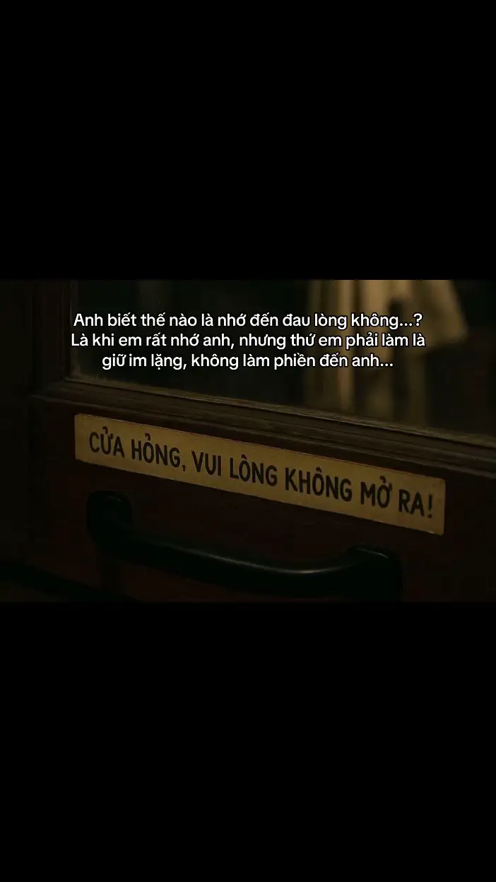 Đêm qua... em lại chợt tỉnh giữa giấc ngủ. Bầu trời ngoài cửa sổ vẫn đen đặc, căn phòng vẫn im lặng đến lạ... chỉ có trái tim em là chưa bao giờ ngừng lay động vì anh. Em mơ thấy anh - vẫn là gương mặt ấy, ánh mắt ấy, giọng nói ấy... như chưa từng rời xa em một giây phút nào. Mình ngồi cạnh nhau, nói với nhau rất nhiều điều. Như những ngày cũ, như khi anh còn là cả thế giới trong em. Rồi em tỉnh giấc. Và em khóc. Khóc nhiều đến mức không hiểu nổi... tại sao một người con gái lạnh lùng từng mạnh mẽ vượt qua bao nhiêu sóng gió, lại có thể gục ngã chỉ vì một giấc mơ mang hình bóng anh? Có lẽ là vì... anh từng là phần ấm áp nhất trong những ngày lạnh nhất của cuộc đời em. Là nơi mà em từng nghĩ sẽ đi cùng em mãi mãi, nhưng cuối cùng lại chỉ hiện diện trong những giấc mơ mơ hồ, trong một góc tim không ai chạm tới. Em không trách anh đâu. Cũng không trách duyên mình quá ngắn. Chỉ là những đêm thế này, khi mọi thứ ngoài kia đã ngủ yên, em lại thấy mình nhỏ bé đến lạ... chỉ vì nhớ một người, không thể gọi tên. Nếu anh có vô tình nghĩ về em, dù chỉ một giây, thì xin anh hãy nhớ... em vẫn còn đó đợi anh âm thầm, lặng lẽ, và chưa từng quên anh #ThươngEm #nhớ #buon_tam_trang #buồn_tâm_trạng #NXAT #chuyenchungta 