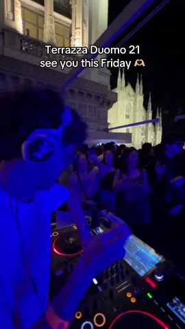 Ser you there 🫶🏼 #terrazzaduomo21 #duomo21 #milan #andryx #dj #djset #rooftop #bestrooftop #noghtlife #fyp #terrace #milano #concert #event 