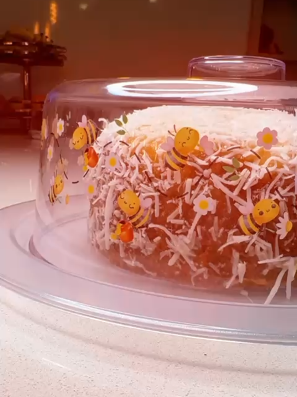 Nosso Porta Bolo Cristal Estampado é perfeito para compor sua mesa com elegância em qualquer ocasião. Disponível em duas estampas exclusivas para combinar com seu estilo! 🧀🍰🐝❤️ ✨ Ø 23 cm x 10,1 cm (altura) Para saber mais sobre este e outros produtos acesse o site ou entre em contato com a nossa equipe de vendas para orçamentos através do Whatsapp: (11) 98256-1041 / (11) 95239-6924 / Tel. (11) 2413-1000 😍❤️ #premium #linhapremium #mesaposta #meseiras #bolo #portabolo #cafédamanhã #cafédatarde #portabolos #boleira #keitaind #koizaschic #utilidades #ud #utensílios