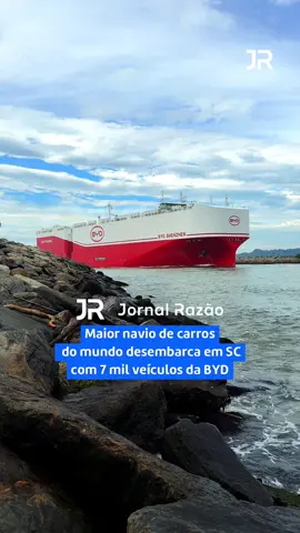 🚢🔵 Cena histórica no litoral de SC! O Porto de Itajaí voltou a operar e recebeu o maior navio de transporte de veículos do mundo, o BYD Shenzhen. A embarcação trouxe nada menos que 7 mil carros da montadora chinesa BYD, incluindo modelos híbridos e elétricos como Song Pro, Song Plus e Dolphin Mini. A operação, que marca a retomada do Porto, mobiliza centenas de profissionais e coloca Santa Catarina novamente na rota dos grandes negócios internacionais. 🔵✍️ Notícia completa em nosso site! 