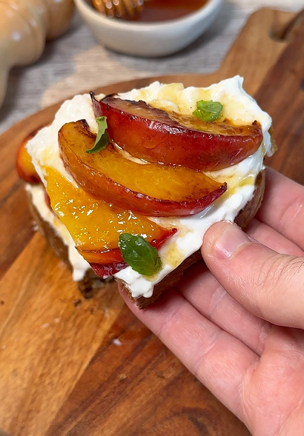 Tosta de melocotón y burrata 🍑🧀 Hoy os traigo una idea sencilla y rápida para desayunos, meriendas y aperitivos. Una tosta de melocotón y burrata, sin complicaciones… ¡espero que os guste!  📝 INGREDIENTES (2 personas): ▪️2 melocotones maduros  ▪️1 burrata (250g aprox.) ▪️2 rebanadas de un buen pan  ▪️Albahaca ▪️Miel  ▪️Sal y pimienta negra al gusto  . . . . #cocinaentiktok #recetasfaciles #recetas #aperitivo #tosta 