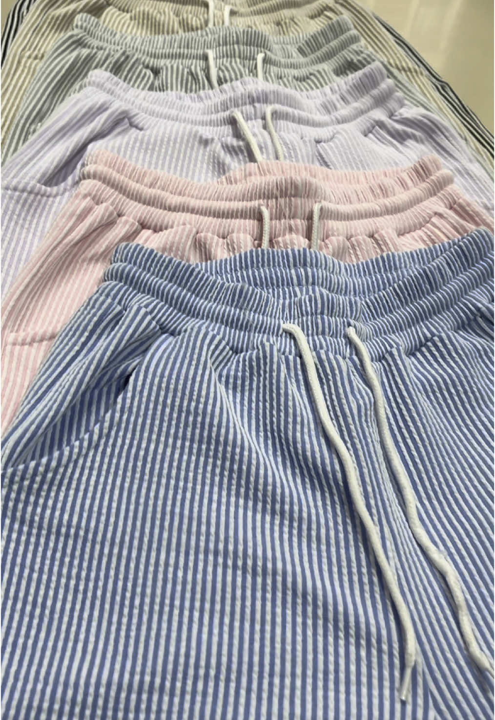 Yeni modelimiz çizgili pantalonlarımız satıştadır🤩🤩#çizgilipantolon #kombin #toptansatış #pantolon #ketenpantolon #fyp 