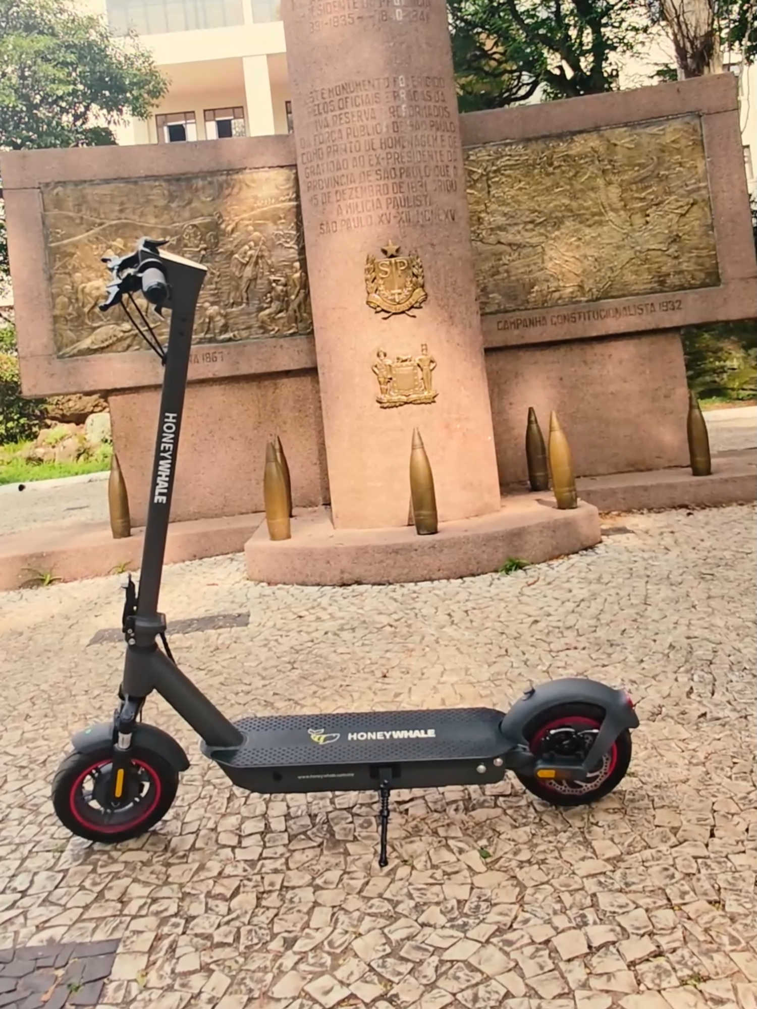 🛴 Vai de carro? Melhor repensar. O E9 Max é liberdade, estilo e praticidade no asfalto. 📍 Sem trânsito ⚡ Sem barulho 💥 Só atitude Chega mais pro futuro. #patineteeletrico #sustentabilidade #HoneyWhale #sampacity 2 d
