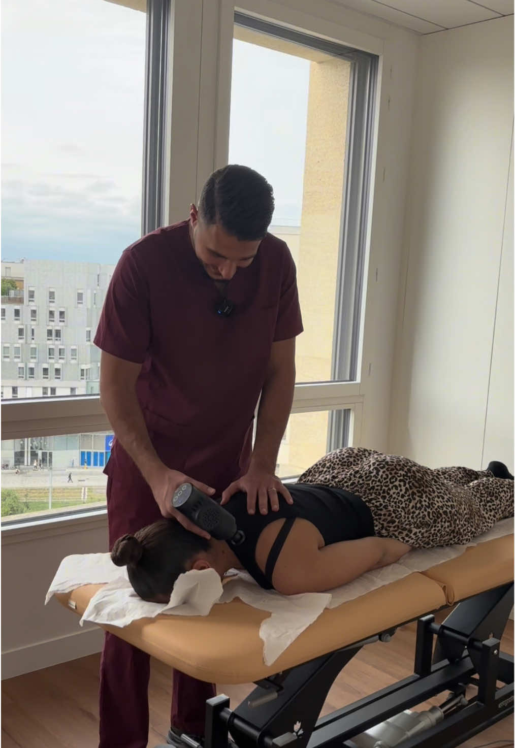 Pov: une étudiante ostéo et un kiné dans la même pièce #osteopathy #crackingbones #therapy #kine #asmrsounds @Rani Chamas ✨ #CapCut 