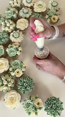 Classic Green & Whites 🌿🤍 . #cake #cupcakes #flowers #buttercreamflowers #piping #cupcakedecoratingvideo #cupcakedecorating #floralcupcakes #edibleflowers #prettycupcakes #weddingcupcakes #fyp #tulipcupcakes #wedding #weddinginspo #petalsbakehouse 