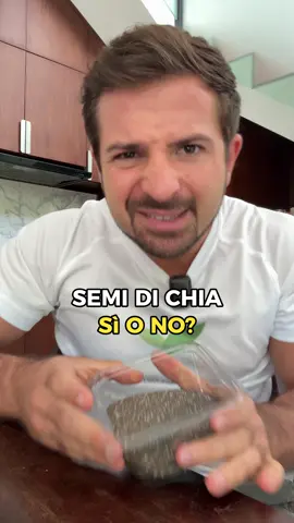 🌱 SEMI DI CHIA: SÌ o NO? Il MICROSUPERFOOD che divide la scienza (verità sorprendenti!) Quanto spesso mangiarli? UN CUCCHIAIO (15g) AL GIORNO La Nutrizione Integrativa sa che i semi di chia sono uno dei pochissimi alimenti che combinano: • Omega-3 vegetali ad alta concentrazione • Fibre solubili e insolubili • Proteine complete • Minerali essenziali (calcio, magnesio, fosforo) • Antiossidanti potenti Non sono una pillola magica per dimagrire, ma un OTTIMO alleato per salute cardiovascolare, digestione e idratazione! Lasciami un commento su quali altri alimenti **SÌ O NO** dovrei analizzare! Seguimi su IG @sciaudone.matteo per scoprire la verità scientifica sui superfood che vale davvero la pena includere nella tua alimentazione! 🔬 #alimentazione #benesserepsicologico #stiledivitasano #salute  #dimagrimento #fitness