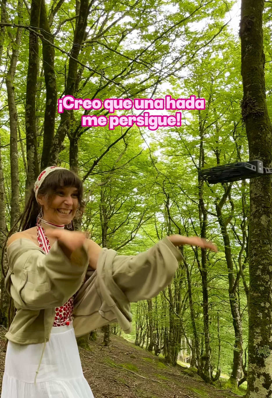 ¿Conocías el dron 🧚🏻 HOVERAir X1 PROMAX 🧚🏻 de @HOVERAir ? *publi ¡Es la primera cámara de acción voladora en 8k del mundo! ✨🌏  Funciona con inteligencia artificial, es súper pequeñito y facilísimo de usar ☺️🦋 Además, con su modo Onmi-Terrain, puedes usarlo mientras esquías ⛷️, vas en bici 🚴🏽‍♀️, o incluso sobre el agua 🌊 👉🏻 Si quieres saber más sobre mi nuevo compi de aventuras, entra en el link de mi bio 🤭✨ #FlyingCamera #OriginalFlyingCamera #HOVERAir