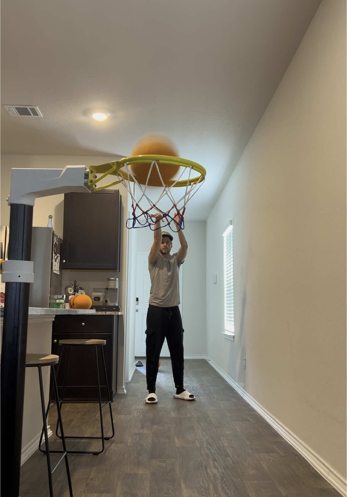 @BRAVE SUN Mini Hoop Buckets Off the Dribble #basketball #ballislife #bball #sports #sport #hoop #minihoop #buckets #swish #swoosh #splash #dribble #fyp 