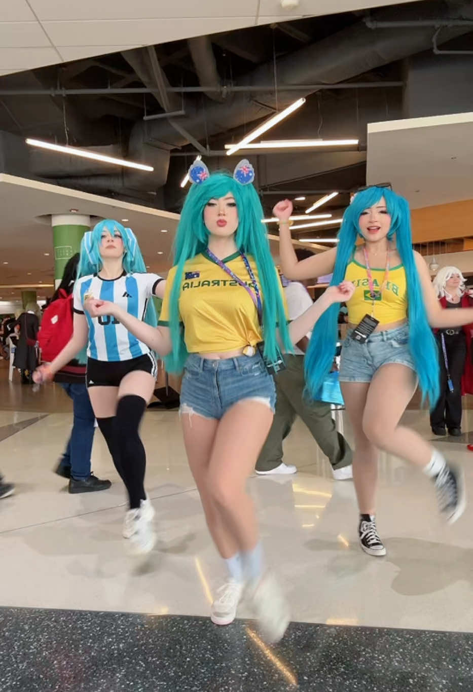 this is THE con dance😭 @marmar @kora.aura #hatsunemiku #miku #brazilmiku #momocon2025 #cosplaydance #cosplayer 