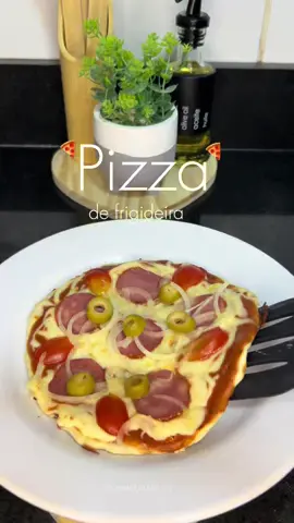 Muito fácil e fica uma delícia!! 🍕💖.   Pizza de frigideira 🍕 5 colheres de farinha de trigo  2 colheres de óleo  Sal 5 colheres de água  Recheia como o que você preferir 💖     #pizza #lanche #comidafacil 