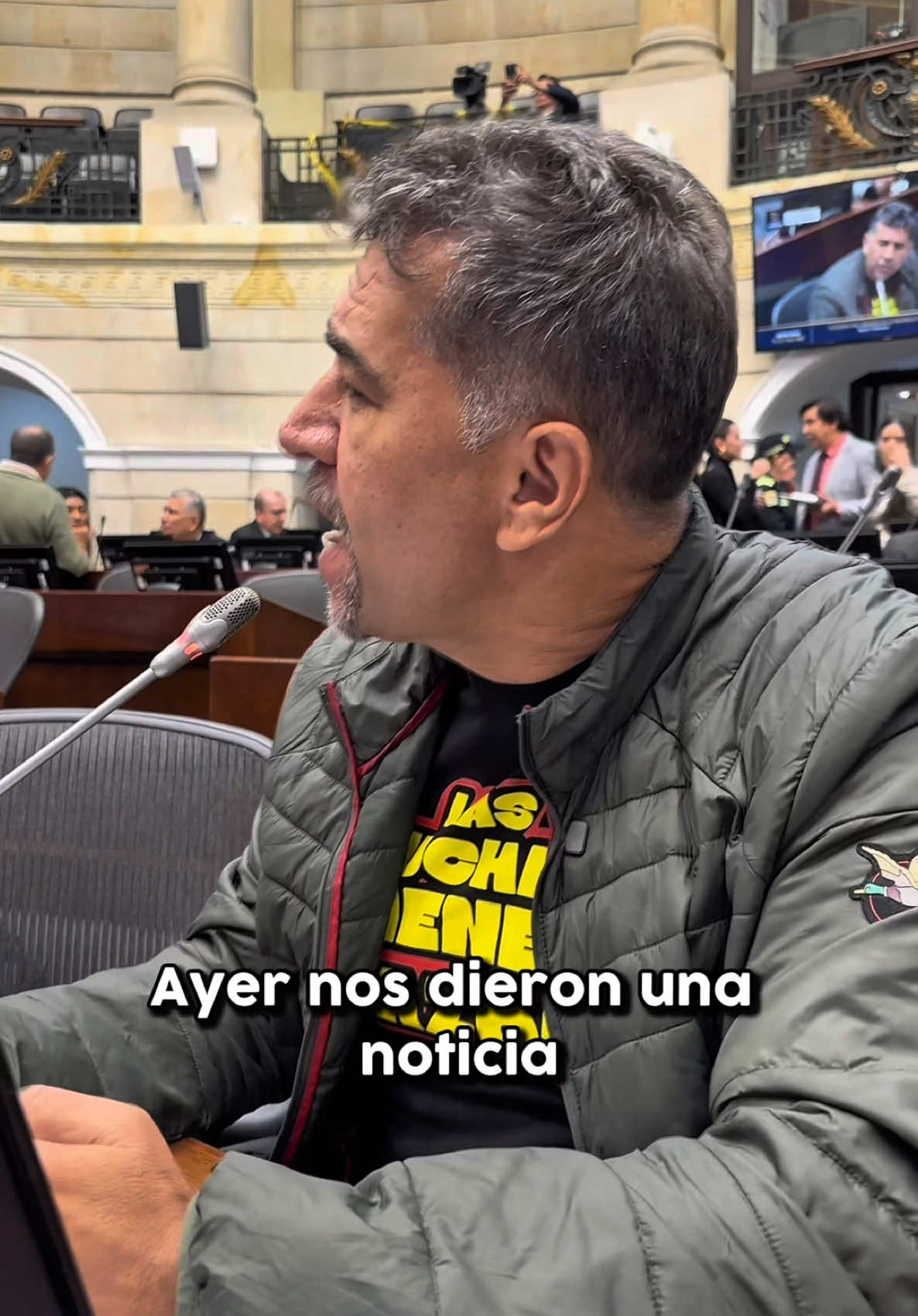 Mientras se judicializa a quienes defienden la tierra, la naturaleza y la vida, algunos que llegaron al Congreso con el discurso del campesinado hoy negocian baldíos y le dan la espalda a los trabajadores del campo. ¿Eso es coherencia con el mandato popular? Colombia está despertando y viendo con claridad cómo a muchos ya se les olvidó de dónde vienen y a quiénes prometieron representar.