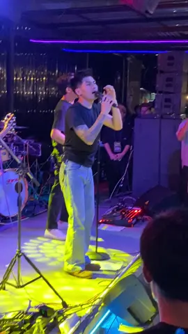 กลับมาร้องเพลงให้ฟังอีกน้าา คิดถึง ❤️ @ICE TITLE  ขอบคุณร้านแหล่มเลย์บาร์ ลำพูน ที่ทำให้เราได้มาเจอกันน  #คนธรรมดา #sunshine #ไอซ์ซันชายน์ #วงซันชายน์ #เพลงฮิตtiktok #เพลงดังยุค90 #เพลงดังในอดีต #ซันชายน์ #เพลงดังที่คิดถึง #แหล่มเลยบาร์ #ลําพูน #ร้านเหล้า #เพลงดังยุค2000 