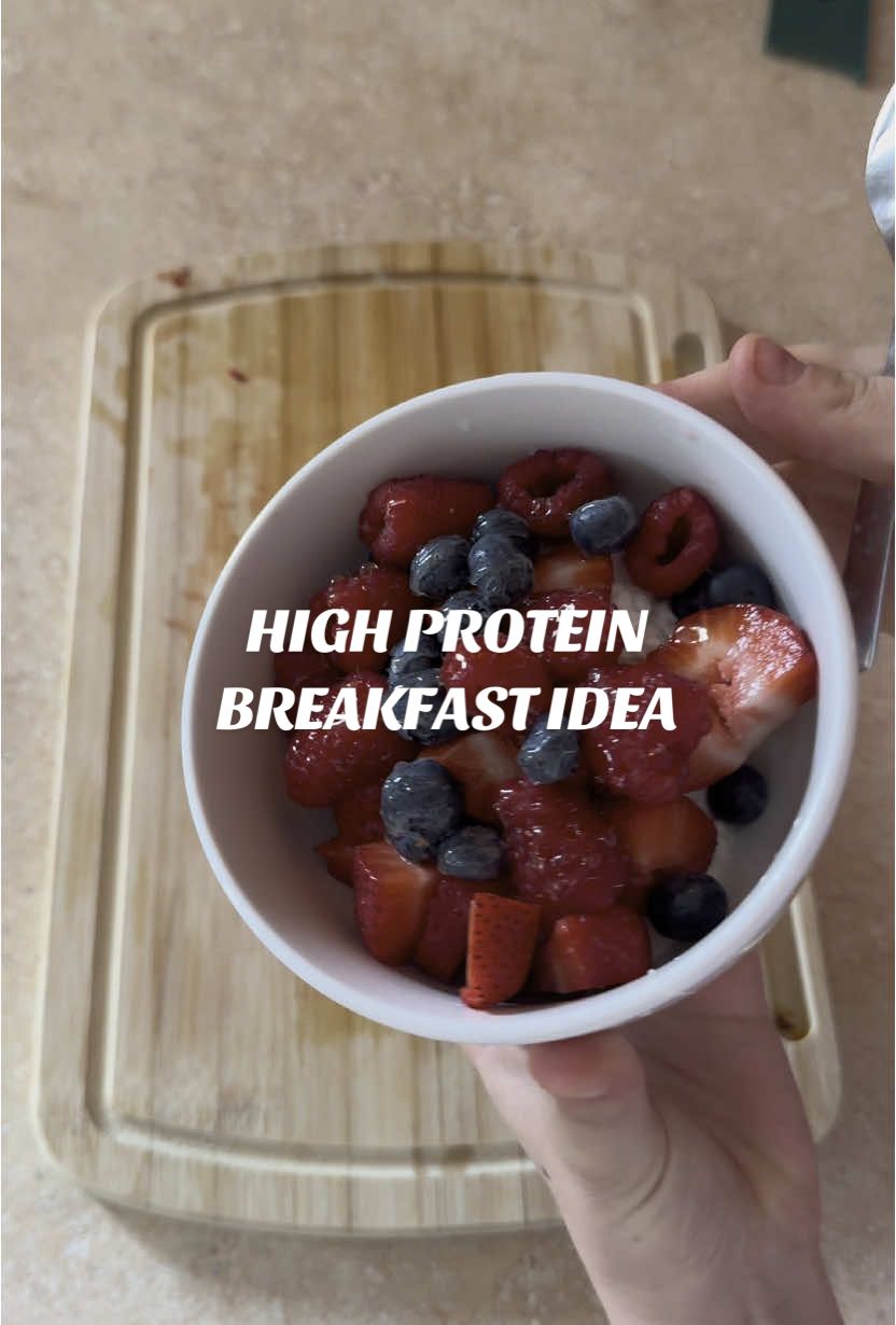 Quick & easy high protein breakfast idea 🥰 What you’ll need: - low-fat cottage cheese  - Berries (and/or bananas, peaches etc) - local honey  #highprotein #breakfastideas #healthybreakfastideas 