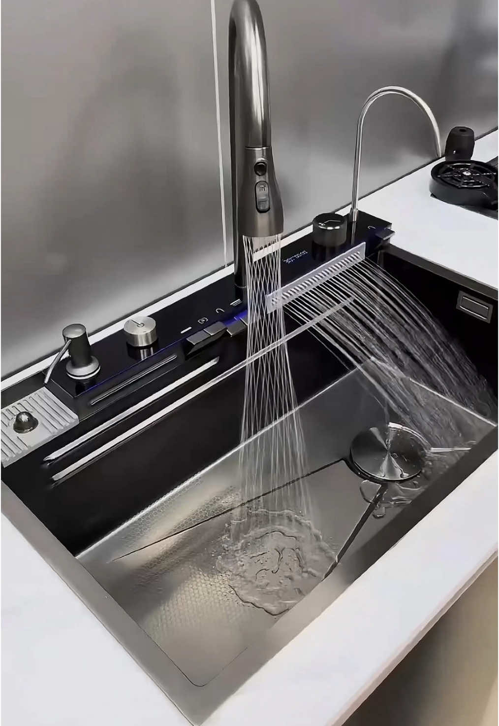 A CUBA QUE TRANSFORMA SUA COZINHA! 🖤✨ Moderna, funcional e simplesmente LINDA! A Cuba Premium Inteligente Cascata da Brinovar é feita em aço inox 304, resistente à maresia, riscos e ainda tem painel digital, lavador de copos e jatos incríveis de água! ✅ Antirruído ✅ Torneira 3 jatos + cascata ✅ Acessórios gourmet inclusos ✅ Ideal pra cozinhas, áreas gourmet e churrasqueiras 💬 Já imaginou essa lindeza na sua casa? Comenta aí! 👇 📦 Link na bio pra saber mais! #cozinhagourmet #decoraçãodeinteriores #cozinhachique #cubagourmet #brinovar #tiktokshopchegou #torneiragoumert