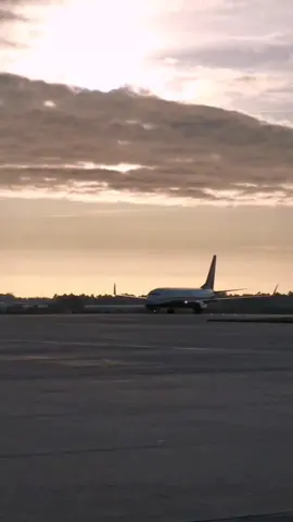 #2025 #goldenhour #tren #airportlife #opo #ramp #boing737 #ryanair #ryanaircrew #ryanaircabincrew #dispatcher #videomaker #moments #work #worklife 