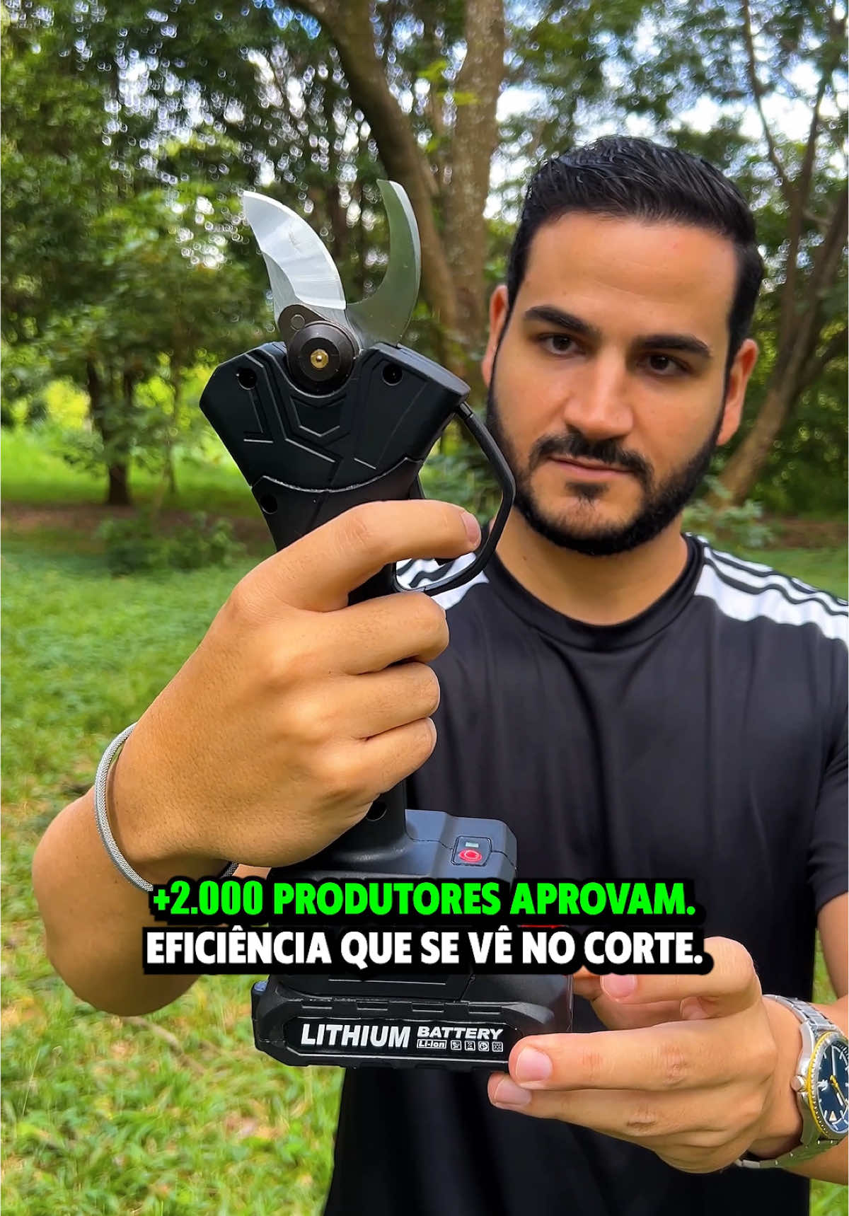 Podar galhos duros com tesoura comum? Nunca mais. Essa tesoura elétrica de 21V corta até 25mm com um clique. ✔️ Vai com 2 baterias de longa duração ✔️ Leve, precisa e fácil de usar ✔️ Ideal pra jardins, sítios e pequenas propriedades Chegou sua chance de facilitar a rotina e cuidar do verde com eficiência! Disponível agora no nosso TikTok Shop com frete grátis. #poda #jardinagem #ferramentasinteligentes #tesouraeletrica 