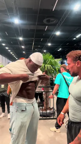 Yall think he’s impressed or nah #gharilla#leonidas#leonidasarkona#bulk#bodybuilding  