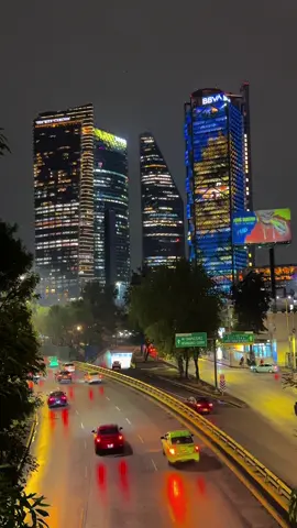 El hermoso Skyline de Paseo de la Reforma por la noche en la Ciudad de México  Los 4 gigantes que son  Torre BBVA  Torre Reforma  Torre Mayor  Ritz-Carlton Chapultepec 1 
