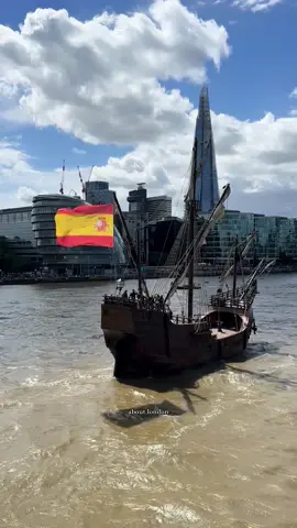 Tower Bridge lifts as the Nao Santa María arrives in London today, a replica of Christopher Columbus’s flagship from his 1492 voyage 🇪🇸🇬🇧#london #towerbridge #ship #thames #riverthames #santamaria #spain #spanish #christophercolumbus #columbus #voyage #fyp