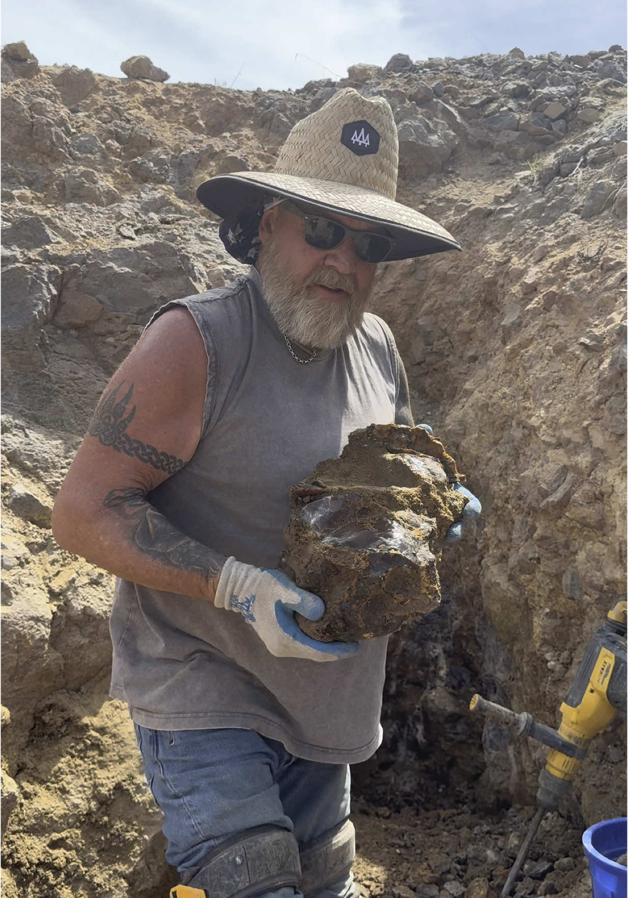 outlawrocksllc.com #fyp #mining #fireopal #oregon #oregonfireopal #minerals #gems #treasure #outlawrocks 