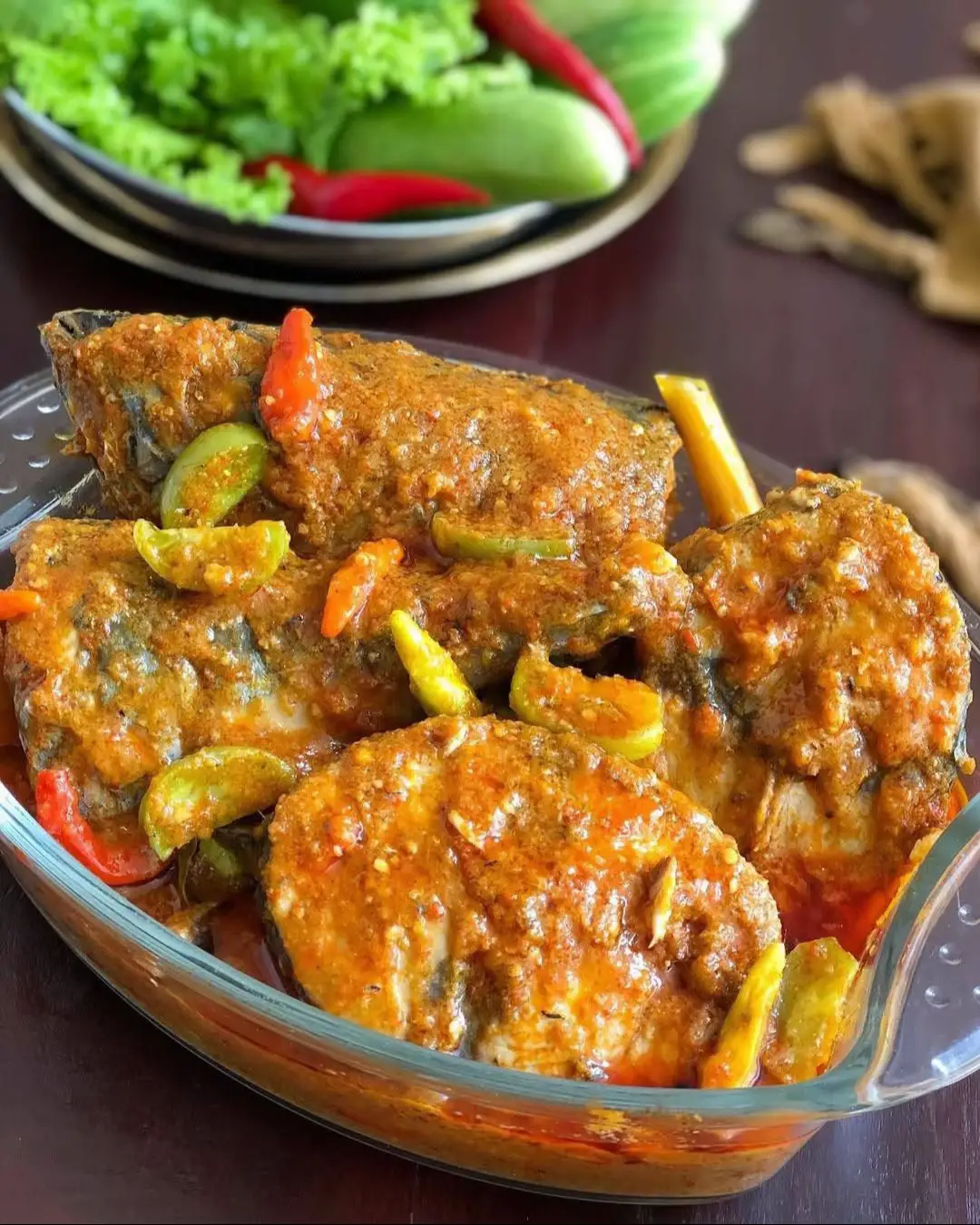 Asam Padeh Tongkol-- Resep Ala @mrs.wijaya Bahan : - 1 ekor / 1200 gr ikan tongkol segar - 1 bh jeruk nipis - 3 lbr daun jeruk - 2 lbr daun salam - 1 lembar daun kunyit ikat simpul - 2 btg serai memarkan - 3 cm lengkuas geprek - 3 cm jahe geprek - 3 buah asam kandis - 600 ml air - Garam & gula secukupnya - Penyedap jamur secukupnya - 15 bh cabe rawit utuh - 2 bh tomat hijau iris - minyak untuk menumis Bumbu halus : - 7 siung bawang putih - 15 siung bawang merah - 3 butir kemiri - 15 bh cabe rawit - 100 gr cabe merah besar - 1 cm kunyit Cara : 1. Bersihkan ikan, potong sesuai selera, kucuri air perasan jeruk nipis ,diamkan sebentar lalu bilas 2. Tumis bumbu halus hingga tanak, masukkan daun jeruk, daun salam, daun kunyit, serai, lengkuas, jahe, asam kandis (bisa di ganti asam jawa), tuang air didihkan. 3. Tambahkan garam, gula, penyedap jamur. Pastikan rasa asin asam pedes dan manisnya pas, baru masukkan ikan 4. Masak hingga bumbu meresap dan kuah agak menyusut sambil sesekali ikan di balik agar matangnya merata. 5. Tambahkan cabe utuh dan tomat asal layu, angkat, sajikan.