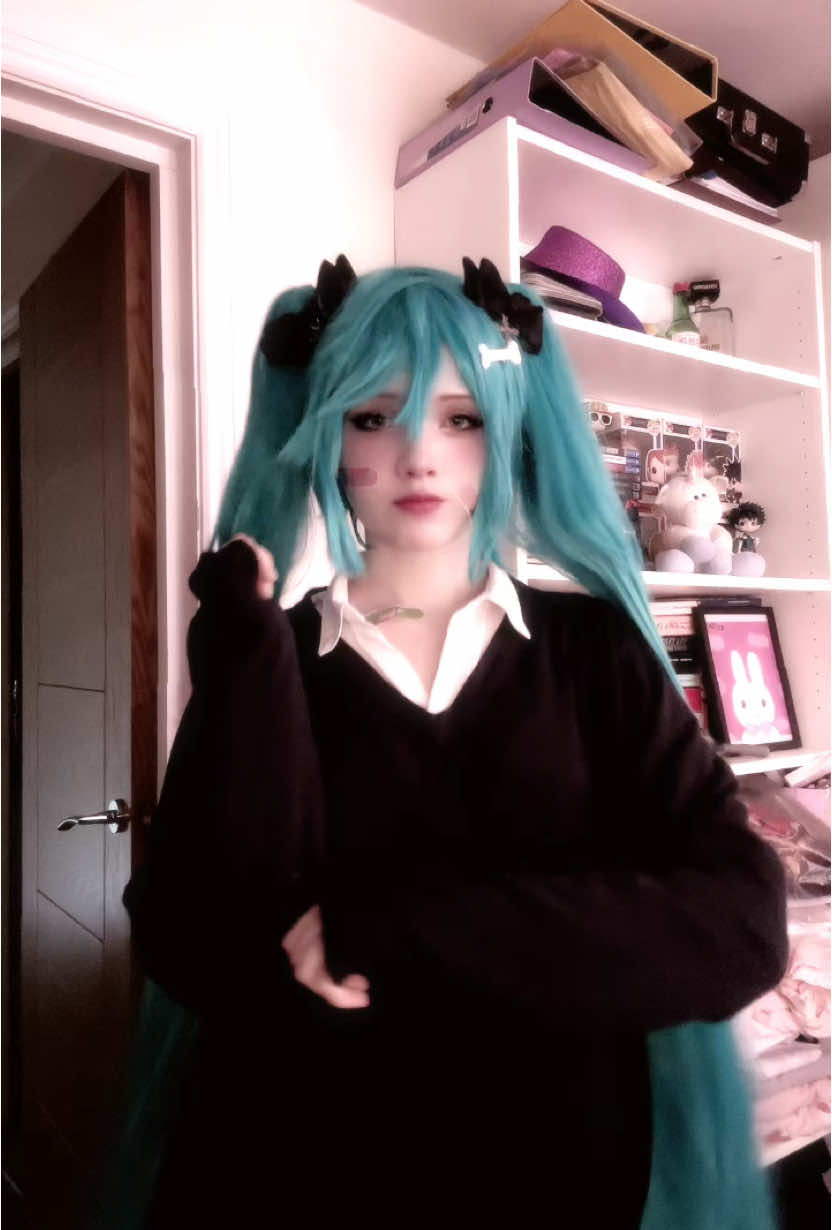 i might try go live again tomorrow cause i miss my friends im gonna filter a lot of stuff though 🫩🫩 . . . #miku #mikucosplay #hatsunemiku #hatsunemikucosplay #vocaloid #vocaloidcosplay #cosplay #fyp #rollinggirl #rollinggirlmiku #rollinggirlcosplay 