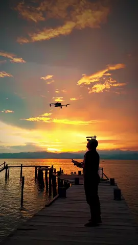 ADE PUNG SENYUM SAMA DENG SUNSET “Kadang kelihatan Kadang tidak” 😄🤭 #maluku #masohi #sunset #senja 