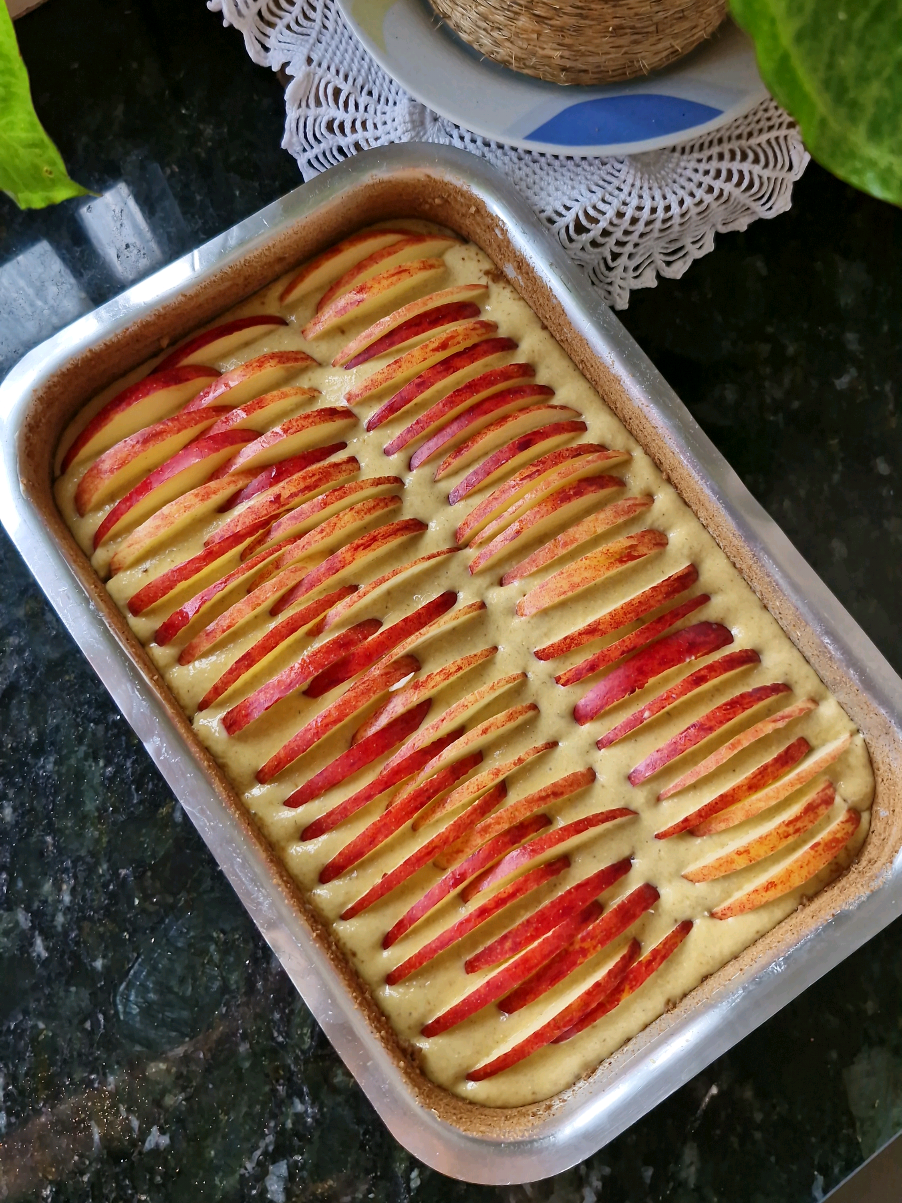 Bolo de maçã com aveia e mel 🍎  Essa é a versão do meu bolo preferido um pouquinho mais saudável e sem glutem  Fica uma delicia úmido parecendo uma torta de maçã 🍎  Xícara de 200ml  Ingredientes 🍎🍎 3 ovos  2 xícaras de aveia em flocos ou pode ser a farinha de aveia também  Meia xícara de mel se quizer mais doce coloque uma xícara  Meia xícara de óleo de sua preferência  Meio pote de iogurte natural  1 pitada de sal para realçar o sabor  1 xícara de amido de milho  1 colher de sopa de fermento em pó  2 a 3 maçãs 🍎  Para a crosta de canela  Meia xícara de açúcar mascavo  1 colher de sopa de canela em pó  Forma untada com bastante margarina  Aqui minha forma foi muito grande  Ficaria melhor em uma forma de bolo Inglês média  Assar em forno pré aquecido 180° Por 30 minutos   Se fizer me conta depois e me segue para mais porque aqui toda semana tem receita boa 🥰💛🌻 #receitasfaceis #bolo #bolos #bolosaudavel #lanche 
