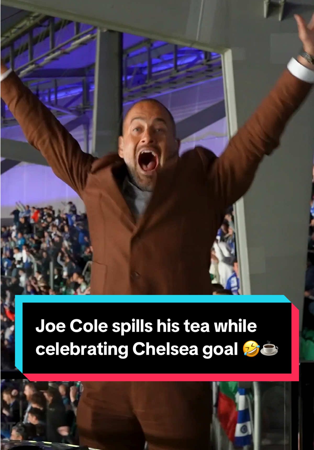 Don’t leave a cup of tea near Joe Cole when Chelsea are about to score 🤣☕️ #chelsea #football #cfc 