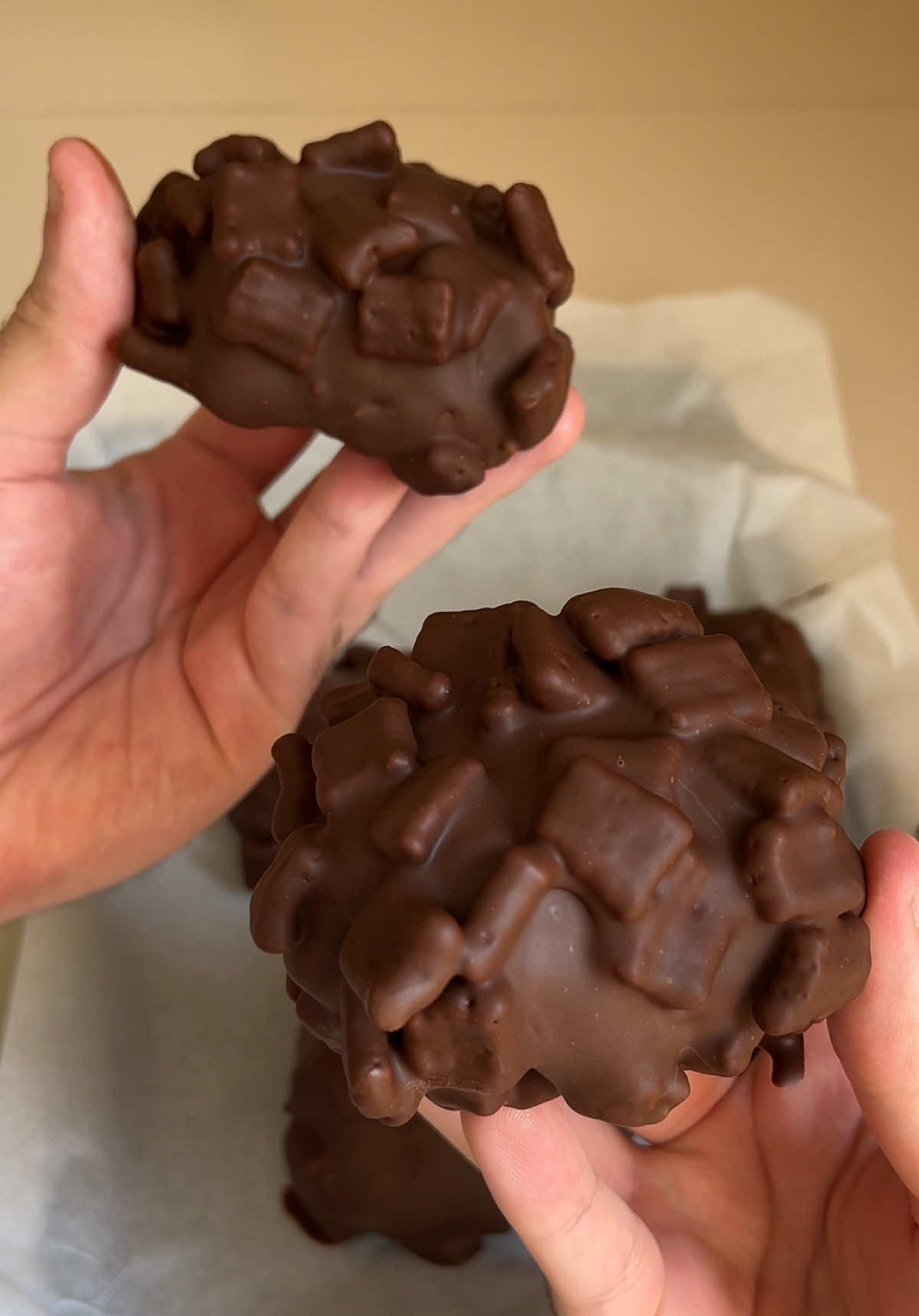 BOMBOM DE KITKAT Ingredientes: 1 lata de leite condensado (395g) 200g de creme de leite 15g de manteiga 150g de chocolate branco 200g de KitKat picado  200g de chocolate meio amargo #receitas #receitasimples #receitasfaceis 
