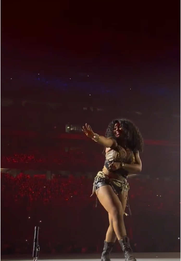 SZA And Kendrick Live In Glendale Arizona At The Sold Out State Farm Stadium #GrandNationalTour #Kendricklamar #GNXTour #sza 