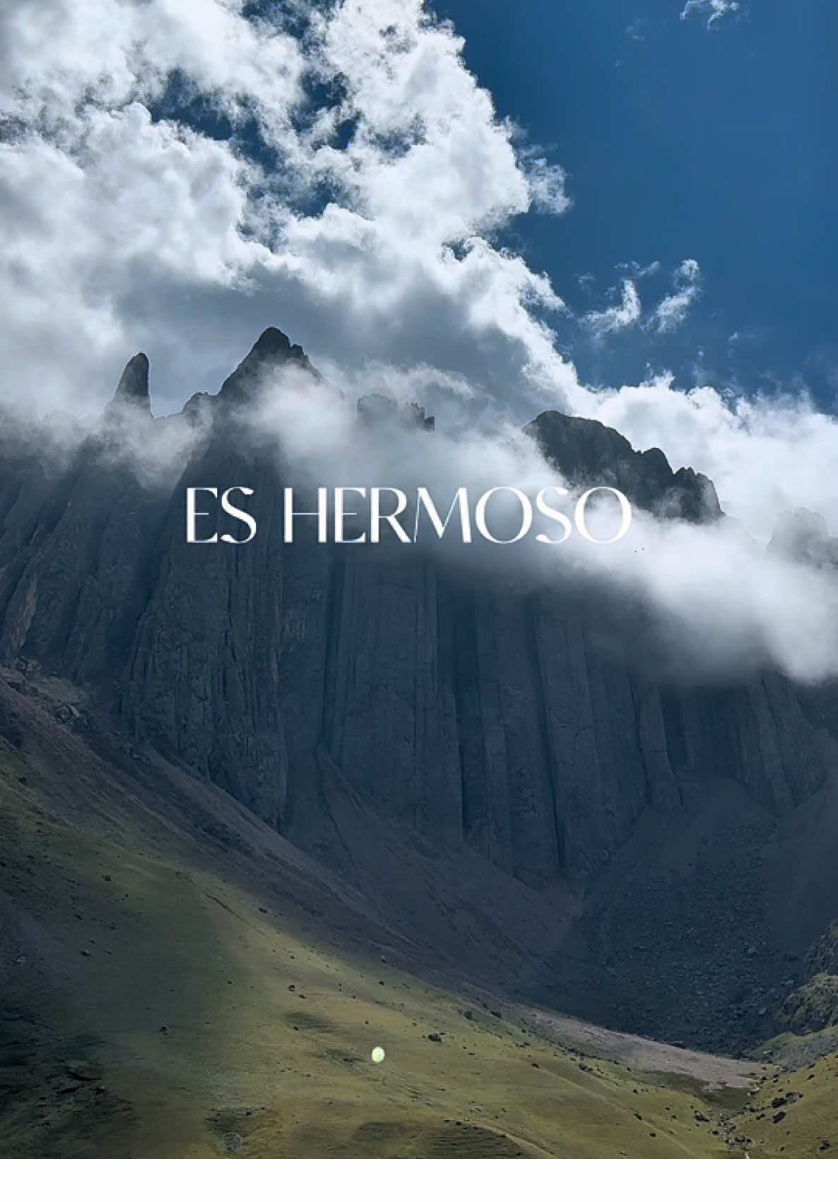 Se trata de las Torres de Vichaycocha, Huaral 🇵🇪 Para visitar la Torre de Vichaycocha en Huaral, existen opciones de tours que facilitan el acceso a este hermoso destino andino. Una de las agencias que ofrece este servicio es @ser.viajeros  ✅ Itinerario: El tour incluye visitas a la Laguna Azulcocha, el Valle Rojo, las Torres de Vichaycocha y las aguas termales de Collpa. ✅ Nivel de dificultad: Moderado, debido a la altitud y el terreno montañoso.  ✅Temporada: Mayo hasta Octubre 🥾 Detalles del Trekking: Ir bien abrigados y con zapatillas con buena cocada 🎒 🗓️Tenemos salidas todos los domingos, saliendo los sábados por la noche desde Lima 😃 Reservas al 📱+51 982 224 657 ⚠️ Recuerda que este destino lo conoces en un Full DAY, pregunta por su Tour Torres de Vichaycocha y Laguna azulcocha. . . . #lagunaazulcocha #torresdevichaycocha #vallerojo #vichaycocha #Huaral #lima #peru 