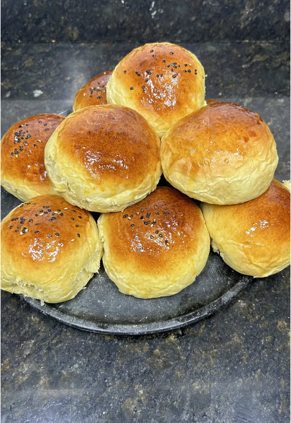 🍔 Pão de Hambúrguer Brioche 🧾 Ingredientes 👉 Esponja (pré-fermento): 	•	100g de farinha de trigo  	•	100ml de leite morno 	•	10g de fermento biológico seco (1 sachê) 	•	1 colher de sopa de açúcar 👉 Massa principal: 	•	Toda a esponja fermentada 	•	400g de farinha de trigo  	•	1 ovo e uma gema  	•	100ml de leite morno 	•	40g de açúcar (2 colheres de sopa cheias) 	•	10g de sal (1 colher de chá cheia) 	•	60g de manteiga (em temperatura ambiente) 	•	1 colher de sopa de leite em pó (opcional, para mais maciez e cor) 👉 Para pincelar: 	•	1 gema + 1 colher de sopa de leite 	•	Gergelim (opcional) 👨‍🍳 Modo de Preparo 1️⃣ Faça a esponja: 	•	Misture os ingredientes da esponja em uma tigela até virar uma massinha mole. 	•	Cubra com um pano e deixe descansar por 10 a 15 minutos, até crescer e espumar. 2️⃣ Prepare a massa: 	•	Em uma tigela grande (ou batedeira com gancho), coloque a esponja, o ovo, o leite morno, o açúcar, sal e o leite em pó. 	•	Misture e vá adicionando a farinha aos poucos. 	•	Quando estiver quase no ponto, adicione a manteiga. 	•	Sove por 10 a 15 minutos, até a massa ficar lisa, elástica e levemente grudenta (mas não pegajosa). 3️⃣ Primeira fermentação: 	•	Cubra a massa com pano ou plástico e deixe descansar por 1h ou até dobrar de volume. 4️⃣ Modelagem: 	•	Divida a massa em 8 a 10 porções de 80 a 100g. 	•	Boleie bem e coloque em uma assadeira com espaço entre elas. 5️⃣ Segunda fermentação: 	•	Cubra e deixe descansar mais 40 a 60 minutos, até os pãezinhos crescerem bem. 6️⃣ Finalização: 	•	Misture a gema com leite e pincele os pães. 	•	Polvilhe gergelim, se quiser. 	•	Asse em forno pré-aquecido a 180 °C por 25 a 30 minutos, até dourar. 7️⃣ Dica final: 	•	Ao sair do forno,pincele manteiga pra ficar brilhante.  . . . . . #pão #receita #hamburger #cozinhatiktok #cozinha 