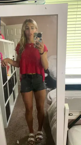 don’t mind the dirty mirror🤦‍♀️