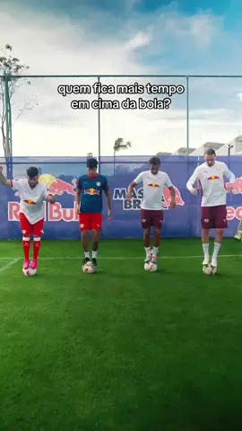 Embaixadinha é fácil, difícil é ficar em cima da bola 🫨⚽️  Desafio de equilíbrio com @RBLeipzig, Quebrada FC e @Banheiristas 🪽 #redbull #tedáaaasas #rbleipzig #banheiristas #quebradafc #futebol #amistoso 